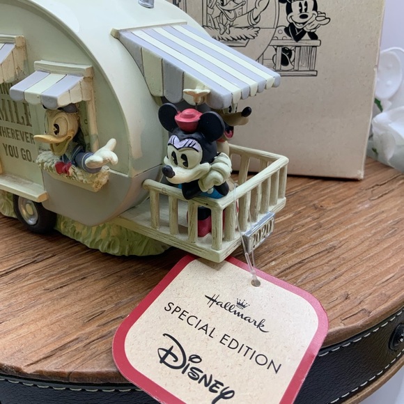 Disney Mickey Friends Camper "Bring a Smile Wherever You Go"  Figurine - Picture 3 of 7